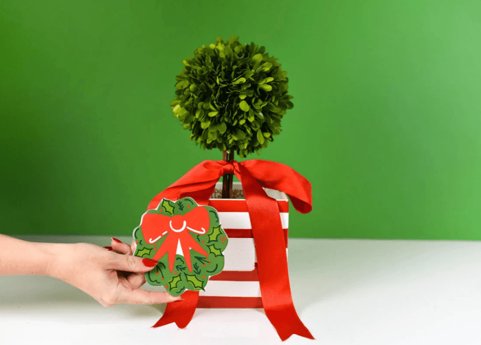 Holly Wreath Mini Attachment Gift